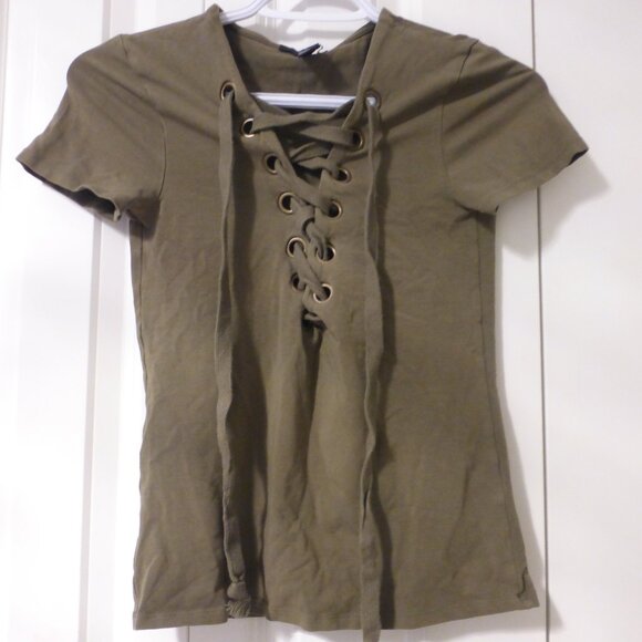 FOREVER 21 olive short sleeve grommet tie up top - Picture 1 of 5